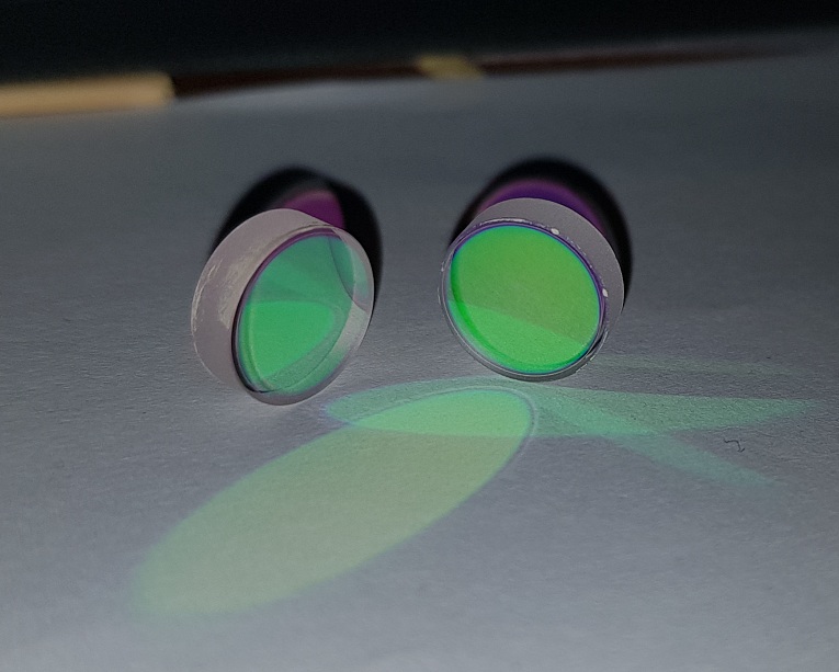 Er:glass laser resonant cavity detail